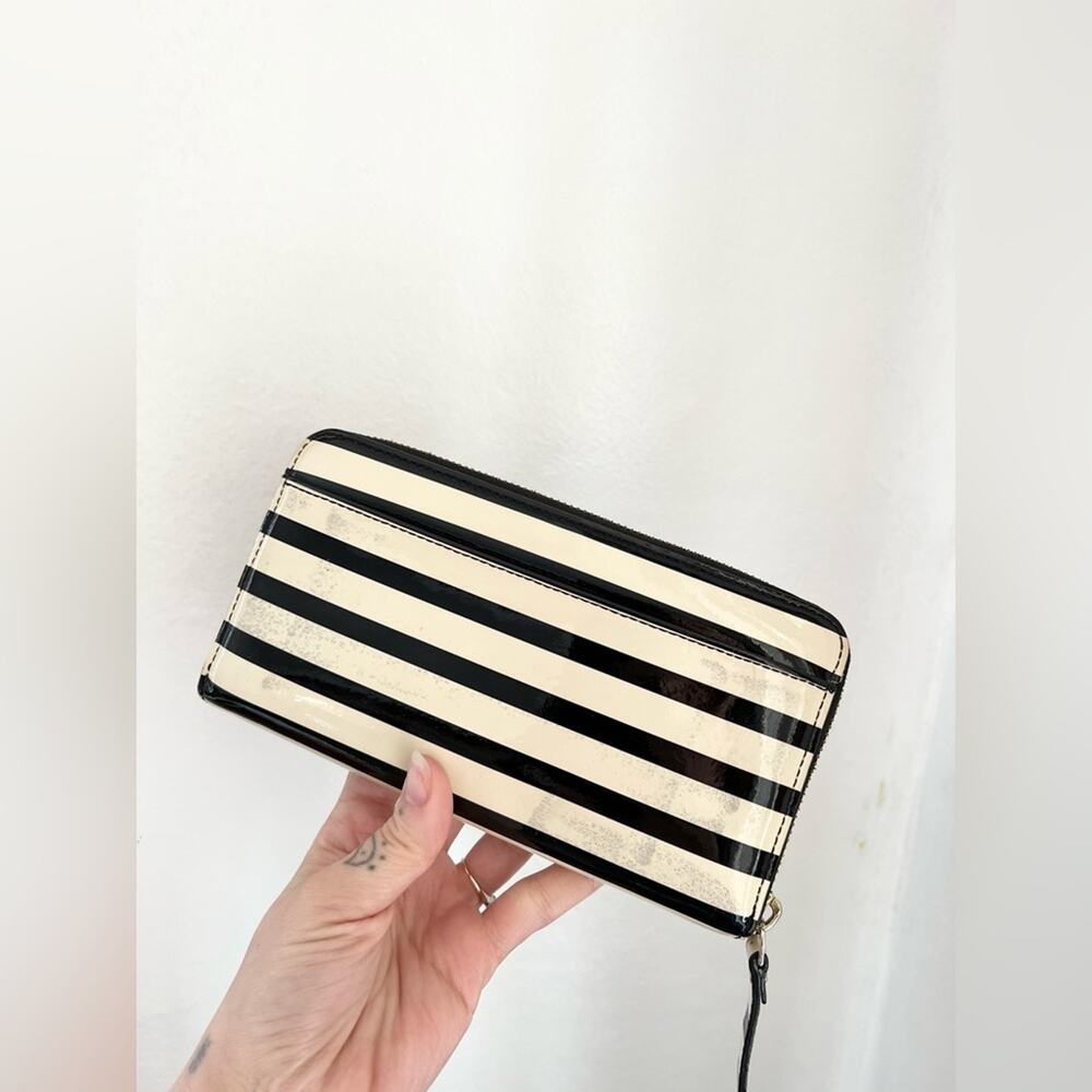 Kate Spade black and white striped patent leather wallet long zip top preppy - Picture 3 of 8